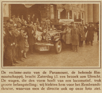 873203 Afbeelding van een reclameauto van de filmmaatschappij Paramount, geparkeerd voor het Rembrandttheater ...